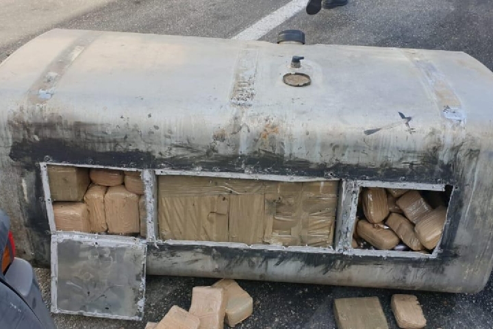 طنجة: إحباط محاولة تهريب ما يفوق عن نصف طن من مخدر الشيرا طنجة: إحباط محاولة تهريب ما يفوق عن نصف طن من مخدر الشيرا
