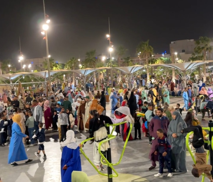 إقبال غير مسبوق لساكنة العيون على الساحات العمومية بمناسبة عطلة عيد الفطر إقبال غير مسبوق لساكنة العيون على الساحات العمومية بمناسبة عطلة عيد الفطر