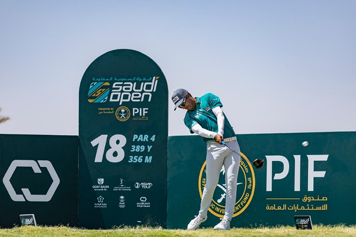 الأمريكي كاتلين يواصل الصدارة ومغربيان في الأدوار النهائية ببطولة السعودية المفتوحة للجولف