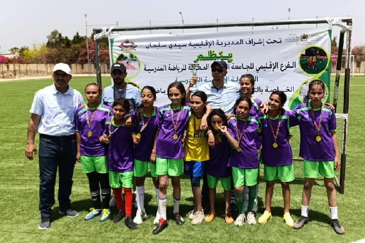 تلميذات مدرسة "ازهانة" يحققن المرتبة الأولى في البطولة الإقليمية لكرة القدم بسيدي سليمان