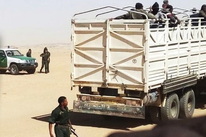 الجزائر تطرد مهاجرين سنغاليين من حدودها إلى الصحراء الحارقة..  الجزائر تطرد مهاجرين سنغاليين من حدودها إلى الصحراء الحارقة..
