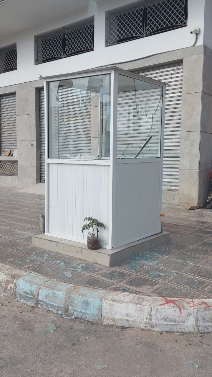 ضمنهم فتاتان.. جانحون يهاجمون حارس أمن ويقومون بتكسير عدد من السيارات بعين عتيق ضمنهم فتاتان.. جانحون يهاجمون حارس أمن ويقومون بتكسير عدد من السيارات بعين عتيق