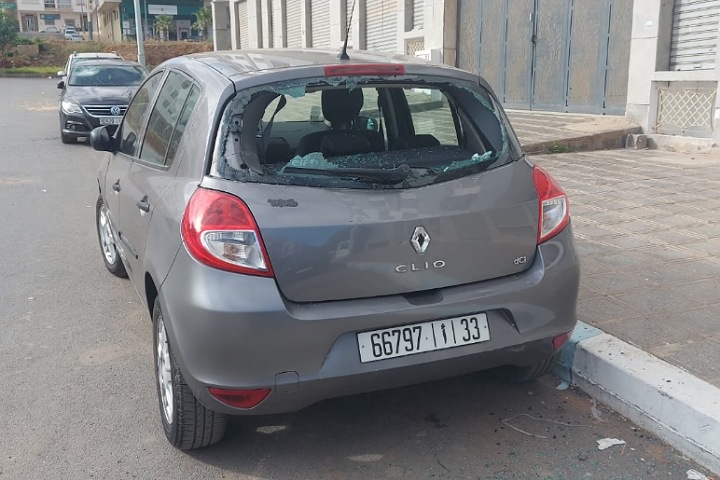 ضمنهم فتاتان.. جانحون يهاجمون حارس أمن ويقومون بتكسير عدد من السيارات بعين عتيق ضمنهم فتاتان.. جانحون يهاجمون حارس أمن ويقومون بتكسير عدد من السيارات بعين عتيق