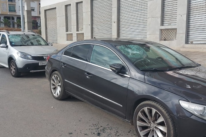 ضمنهم فتاتان.. جانحون يهاجمون حارس أمن ويقومون بتكسير عدد من السيارات بعين عتيق ضمنهم فتاتان.. جانحون يهاجمون حارس أمن ويقومون بتكسير عدد من السيارات بعين عتيق