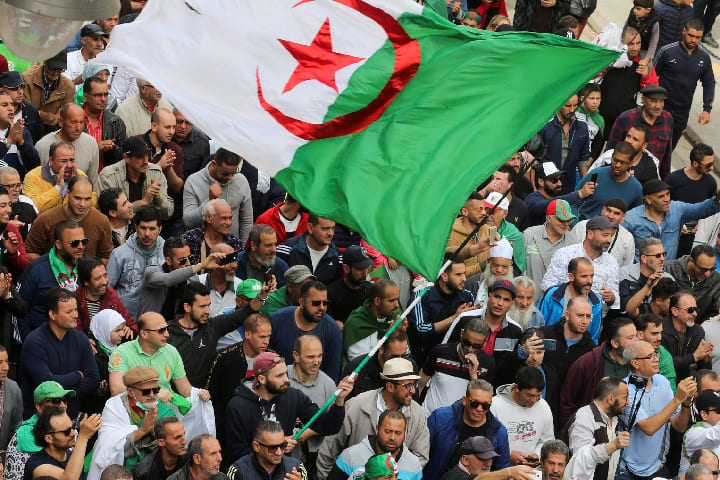 الجزائر تلهث لحل أزمة العطش وسط احتجاجات شعبية الجزائر تلهث لحل أزمة العطش وسط احتجاجات شعبية
