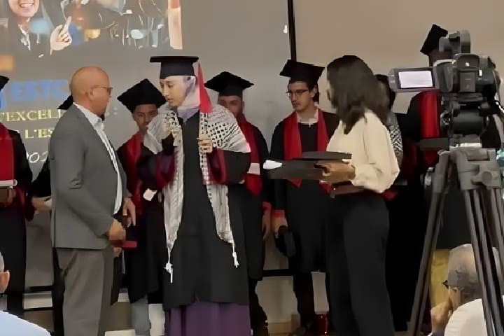 رفض تسليم جائزة لطالبة ترتدي الكوفية الفلسطينية يثير غضباً واسعاً في المغرب رفض تسليم جائزة لطالبة ترتدي الكوفية الفلسطينية يثير غضباً واسعاً في المغرب