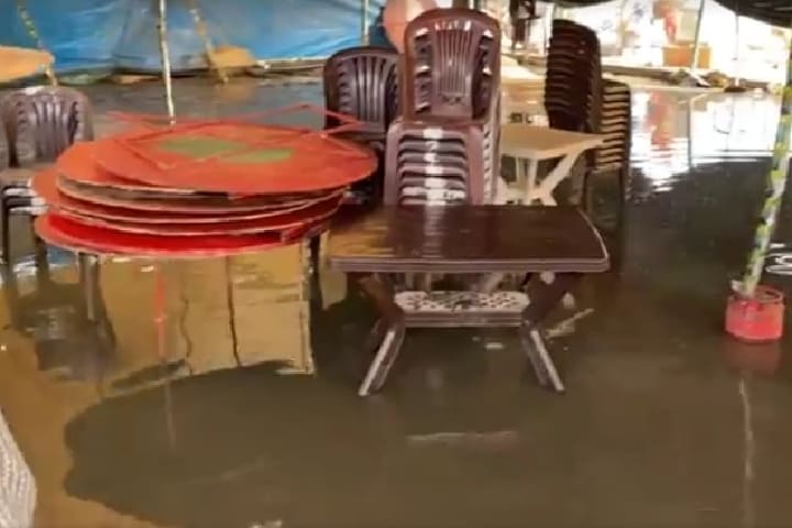 الجديدة: مياه الصرف الصحي تغرق مقهى وبعض الخيام الجديدة: مياه الصرف الصحي تغرق مقهى وبعض الخيام