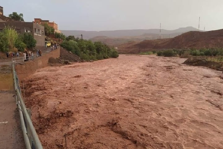 العثور على جثة فتاة مفقودة بعد سيول جارفة ضربت مدينة ورزازات العثور على جثة فتاة مفقودة بعد سيول جارفة ضربت مدينة ورزازات