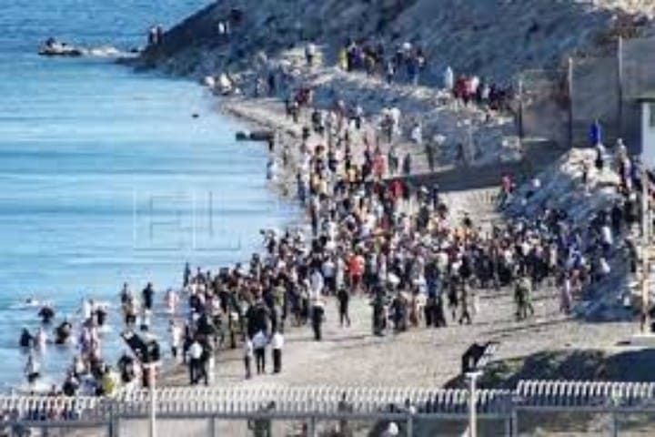 محاولة جماعية لجزائريين وتونسيين للعبور من الفنيدق إلى سبتة تتسبب في أزمة أمنية وإنسانية محاولة جماعية لجزائريين وتونسيين للعبور من الفنيدق إلى سبتة تتسبب في أزمة أمنية وإنسانية