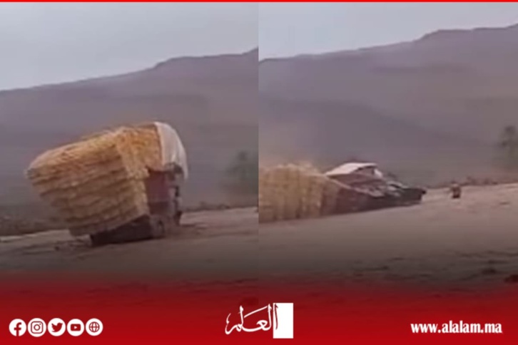 انقلاب شاحنة محملة بالتبن بسبب السيول التي غمرت نواحي زاكورة انقلاب شاحنة محملة بالتبن بسبب السيول التي غمرت نواحي زاكورة