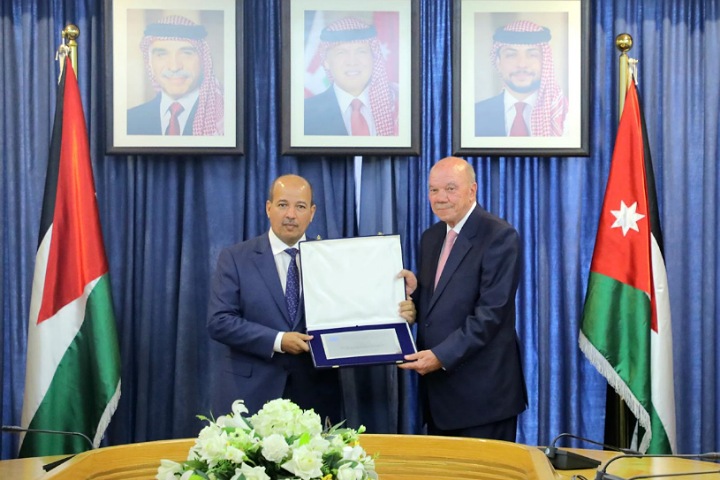 النعم ميارة يسلم العاهل الأردني جائزة برلمان البحر الأبيض المتوسط النعم ميارة يسلم العاهل الأردني جائزة برلمان البحر الأبيض المتوسط