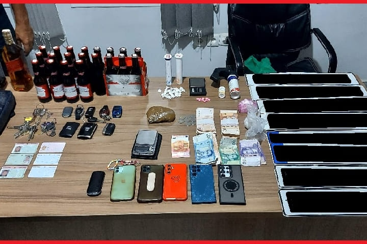 توقيف 4 أشخاص يشتبه ارتباطهم بشبكة اجرامية تنشط في ترويج المخدرات والمؤثرات العقلية توقيف 4 أشخاص يشتبه ارتباطهم بشبكة اجرامية تنشط في ترويج المخدرات والمؤثرات العقلية