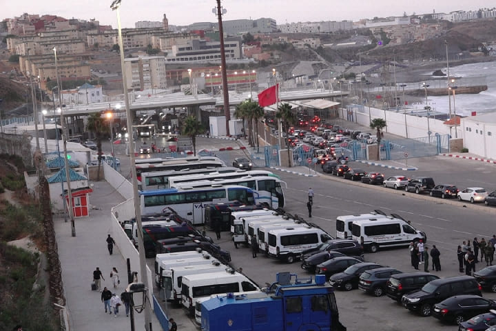عودة الهدوء إلى مدينة الفنيدق ومعبر باب سبتة المحتلة عودة الهدوء إلى مدينة الفنيدق ومعبر باب سبتة المحتلة