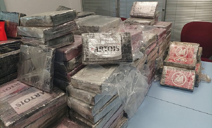 الجمارك تجهض محاولة إدخال كمية كبيرة من الكوكايين عبر معبر الكركارات الجمارك تجهض محاولة إدخال كمية كبيرة من الكوكايين عبر معبر الكركارات