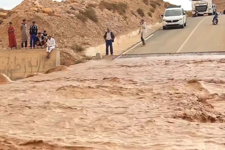 انجراف حافلة في طاطا تخلف مصرع شخصين وفقدان 14 آخرين انجراف حافلة في طاطا تخلف مصرع شخصين وفقدان 14 آخرين
