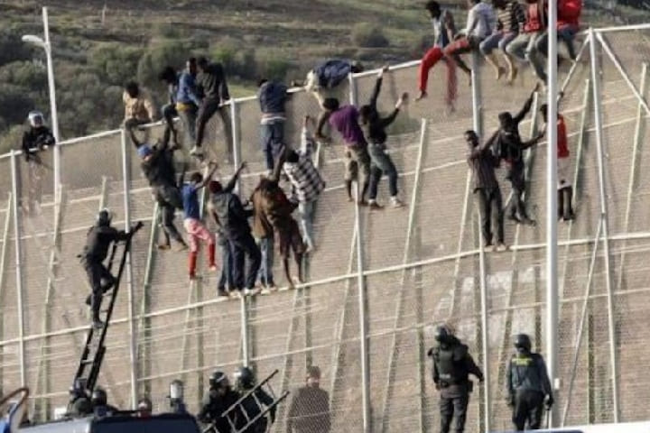 السلطات الإسبانية تحذر من تكرار سيناريو الفنيدق على باب مليلية المحتلة السلطات الإسبانية تحذر من تكرار سيناريو الفنيدق على باب مليلية المحتلة
