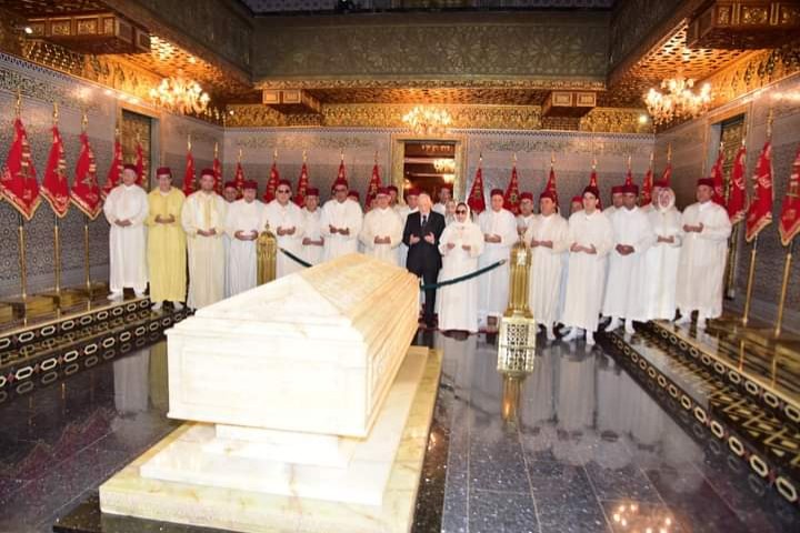 الوفد الاستقلالي برئاسة نزار بركة يترحم على الملك الحسن الثاني في الذكرى 26 لوفاته الوفد الاستقلالي برئاسة نزار بركة يترحم على الملك الحسن الثاني في الذكرى 26 لوفاته