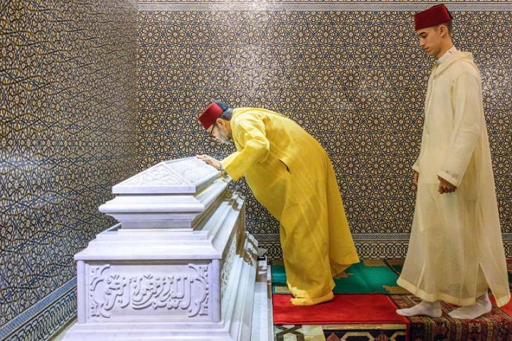 أمير المؤمنين يحيي الذكرى الـ26 لوفاة جلالة المغفور له الملك الحسن الثاني أمير المؤمنين يحيي الذكرى الـ26 لوفاة جلالة المغفور له الملك الحسن الثاني