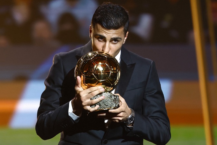 الإسباني رودري يحصد جائزة الكرة الذهبية لأفضل لاعب الإسباني رودري يحصد جائزة الكرة الذهبية لأفضل لاعب