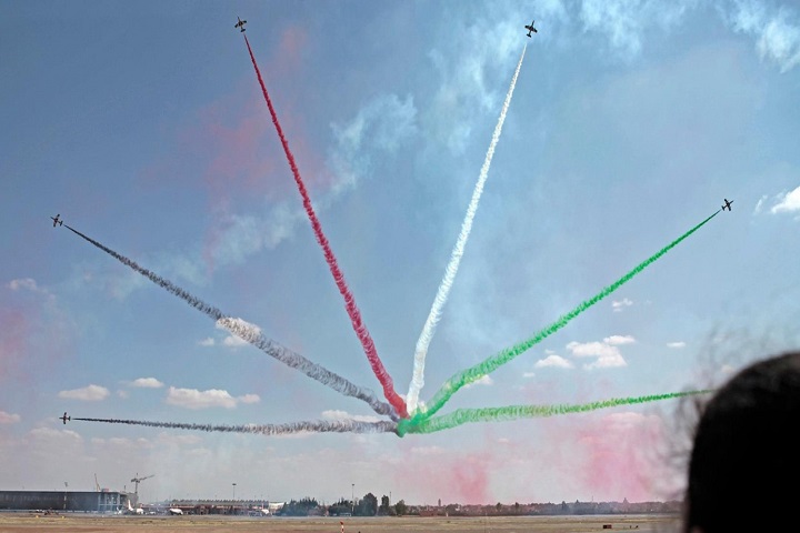 اختتام "المعرض الدولي للطيران والفضاء مراكش" بعروض جوية لفرقة المسيرة الخضراء اختتام "المعرض الدولي للطيران والفضاء مراكش" بعروض جوية لفرقة المسيرة الخضراء