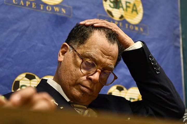 الاحتيال وسوء استخدام السلطة يقودان رئيس اتحاد الكرة في جنوب إفريقا للاعتقال الاحتيال وسوء استخدام السلطة يقودان رئيس اتحاد الكرة في جنوب إفريقا للاعتقال