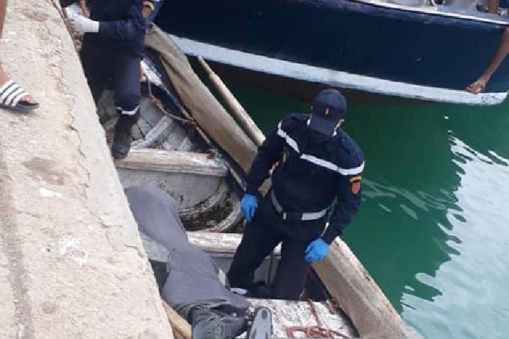 جثة متحللة عالقة في شباك قارب صيد بسواحل الحسيمة جثة متحللة عالقة في شباك قارب صيد بسواحل الحسيمة