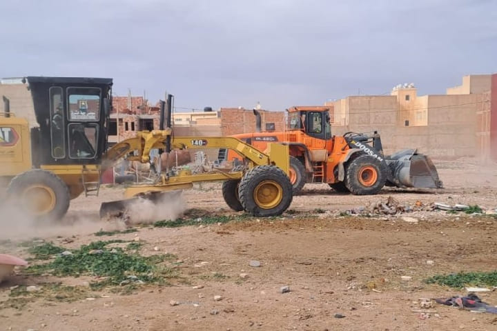 السلطات المحلية بوجدة تباشر حملة تطهير للنقط السوداء السلطات المحلية بوجدة تباشر حملة تطهير للنقط السوداء