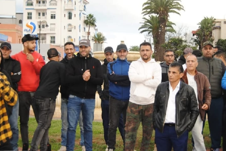 وقفة احتجاجية لسيارات الأجرة بالعرائش رفضًا لعقوبات وصفت بـ"غير القانونية" وقفة احتجاجية لسيارات الأجرة بالعرائش رفضًا لعقوبات وصفت بـ"غير القانونية"