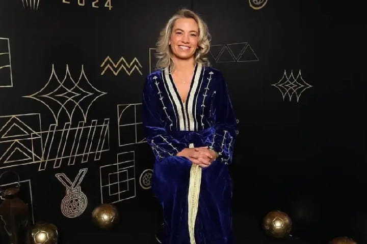 إعلامية فرنسية تتعرض لتنمر الجزائريين بسبب ارتدائها القفطان المغربي إعلامية فرنسية تتعرض لتنمر الجزائريين بسبب ارتدائها القفطان المغربي