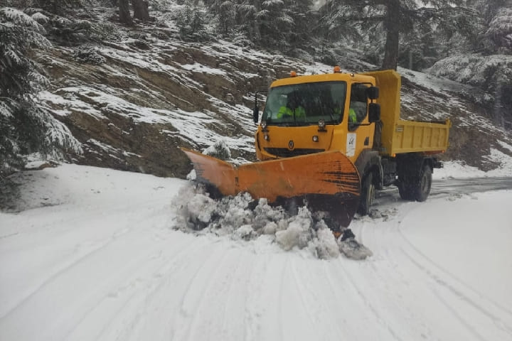 الريف يتوشح بالبياض.. تساقطات ثلجية مهمة تعلو مرتفعات الحسيمة الريف يتوشح بالبياض.. تساقطات ثلجية مهمة تعلو مرتفعات الحسيمة