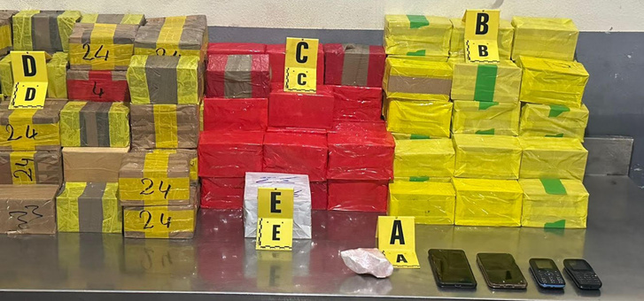 توقيف شخصين بتهمة حيازة وترويج المخدرات توقيف شخصين بتهمة حيازة وترويج المخدرات