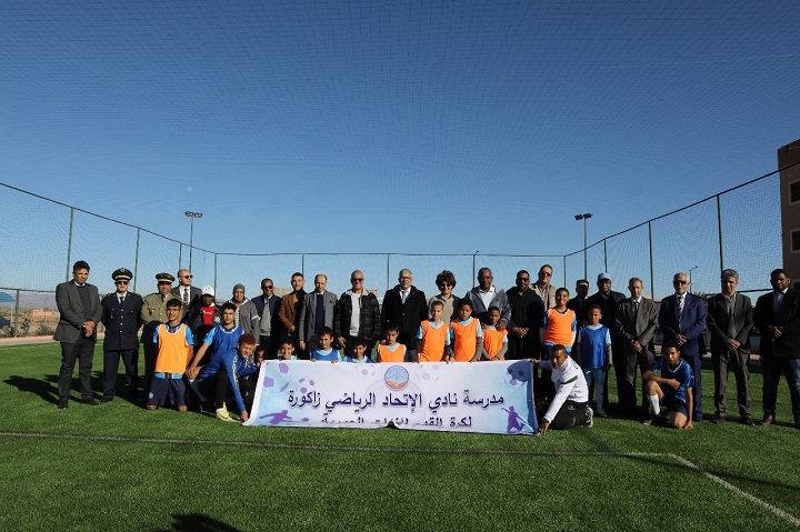 لقاء تواصلي لنجمي الكرة المغربية عزيز بودربالة وحسن ناظر مع شباب زاكورة لقاء تواصلي لنجمي الكرة المغربية عزيز بودربالة وحسن ناظر مع شباب زاكورة