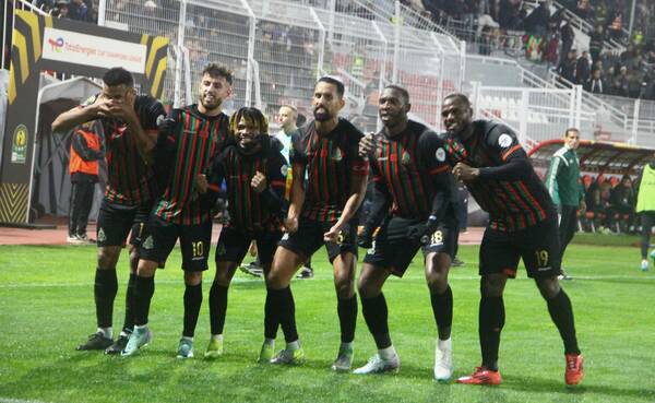تعادل مثير يمنح الجيش الملكي بطاقة ربع دوري الأبطال على حساب الرجاء تعادل مثير يمنح الجيش الملكي بطاقة ربع دوري الأبطال على حساب الرجاء