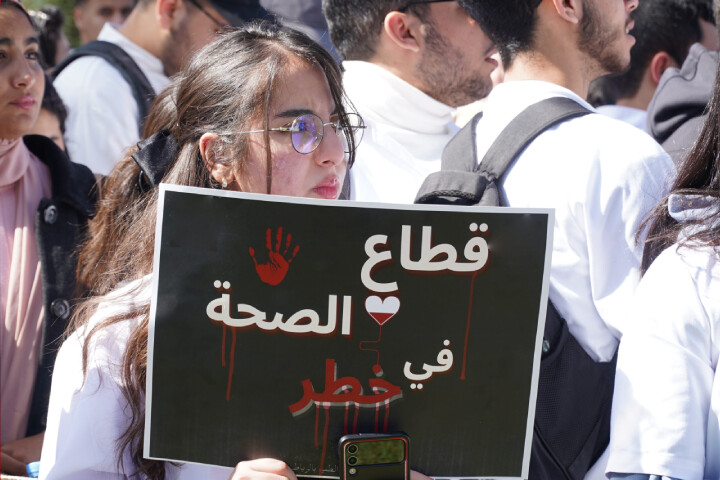 أطباء القطاع العام يصعدون من جديد دفاعا عن مطالبهم.. أطباء القطاع العام يصعدون من جديد دفاعا عن مطالبهم..