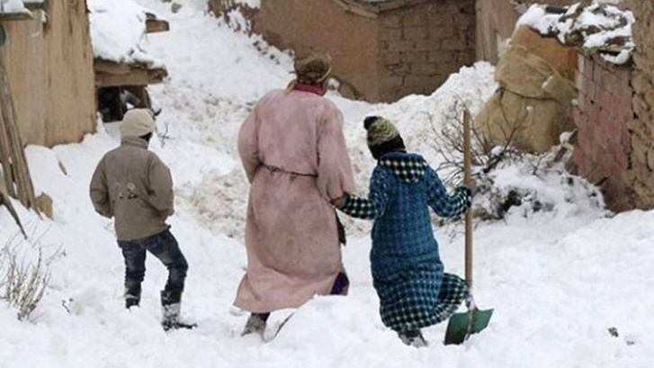 أزيد من 4000 أسرة بإقليم إفران تستفيد من مساعدات لمواجهة البرد القارس أزيد من 4000 أسرة بإقليم إفران تستفيد من مساعدات لمواجهة البرد القارس