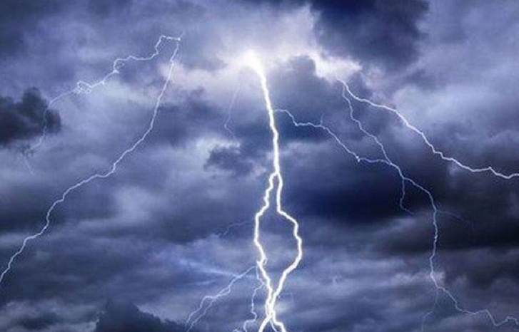 تحذير من تساقطات ثلجية وأمطار قوية ورعدية مرتقبة اليوم الأحد وغدا الاثنين تحذير من تساقطات ثلجية وأمطار قوية ورعدية مرتقبة اليوم الأحد وغدا الاثنين