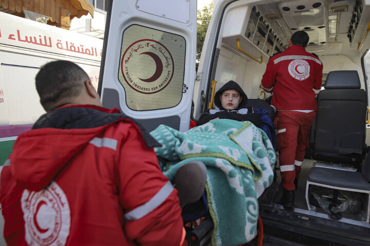 رفح.. وصول أولى أفواج الجرحى والمصابين الفلسطينيين إلى مصر رفح.. وصول أولى أفواج الجرحى والمصابين الفلسطينيين إلى مصر