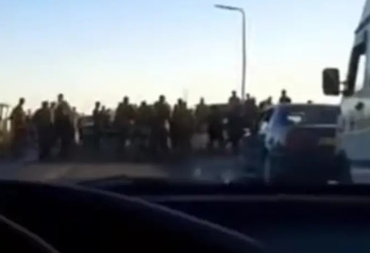 مواجهات عنيفة بين الجيش الجزائري وعناصر من البوليساريو في تندوف مواجهات عنيفة بين الجيش الجزائري وعناصر من البوليساريو في تندوف