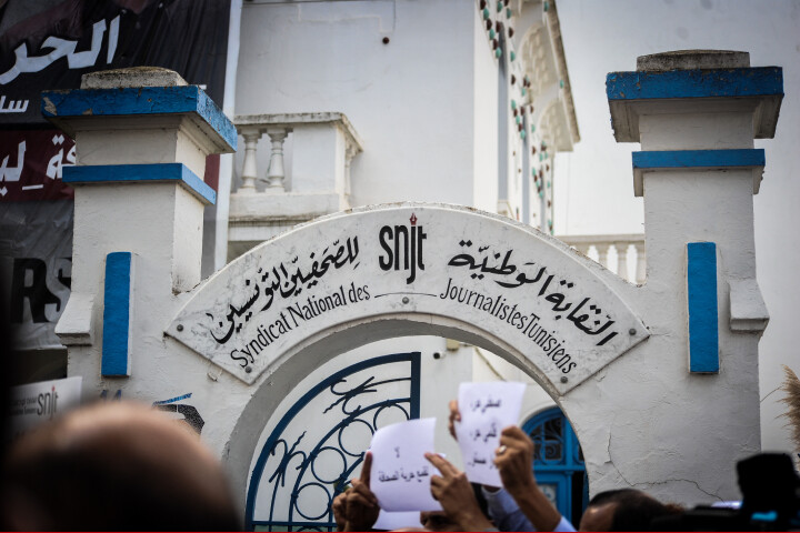 "بالقانون" و"من القانون".. دليل لحماية الصحافيات في تونس "بالقانون" و"من القانون".. دليل لحماية الصحافيات في تونس
