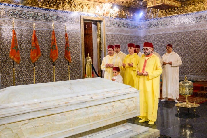 أمير المؤمنين الملك محمد السادس يترحم على الملكين الراحلين محمد الخامس والحسن الثاني أمير المؤمنين الملك محمد السادس يترحم على الملكين الراحلين محمد الخامس والحسن الثاني