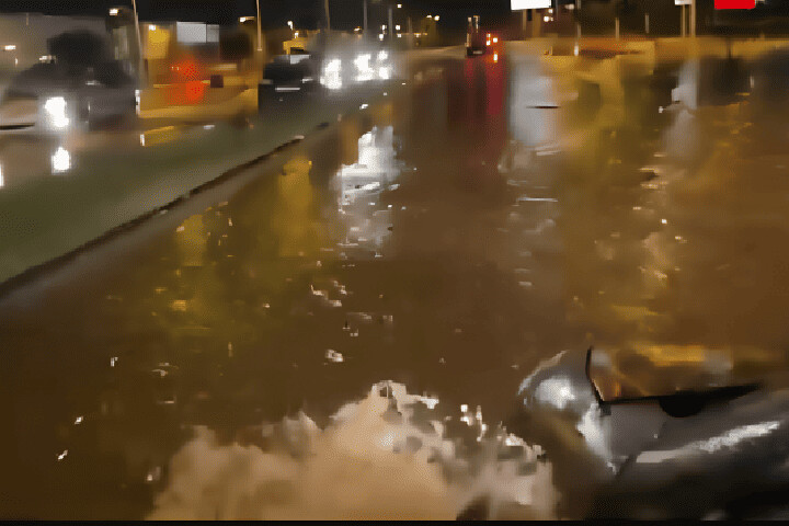 بالفيديو: فيضانات واسعة تشل حركة السير بسلا بعد أمطار غزيرة بالفيديو: فيضانات واسعة تشل حركة السير بسلا بعد أمطار غزيرة