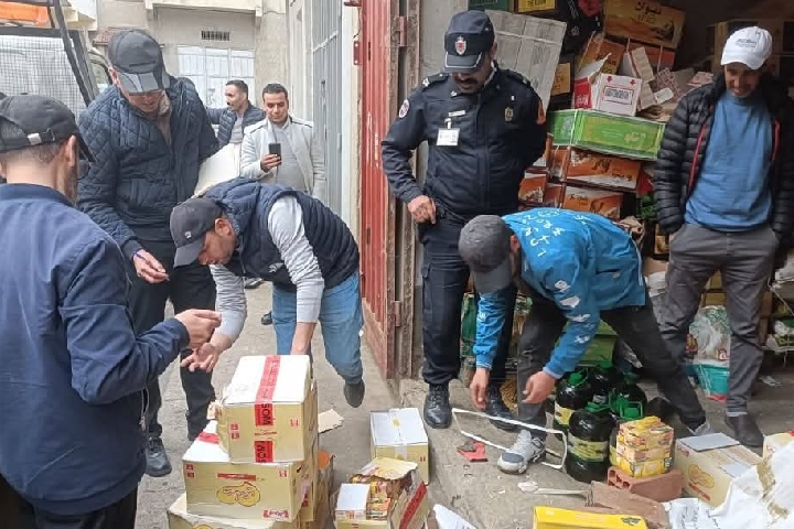 حملة مكثفة في القصر الكبير: ضبط مواد غذائية فاسدة وبلاستيك محظور. حملة مكثفة في القصر الكبير: ضبط مواد غذائية فاسدة وبلاستيك محظور.