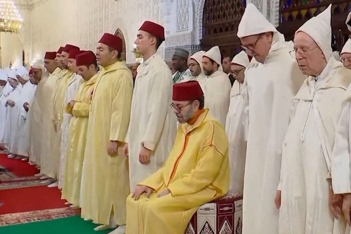 أمير المؤمنين الملك محمد السادس يؤدي صلاة عيد الفطر بمسجد أهل فاس بالرباط أمير المؤمنين الملك محمد السادس يؤدي صلاة عيد الفطر بمسجد أهل فاس بالرباط