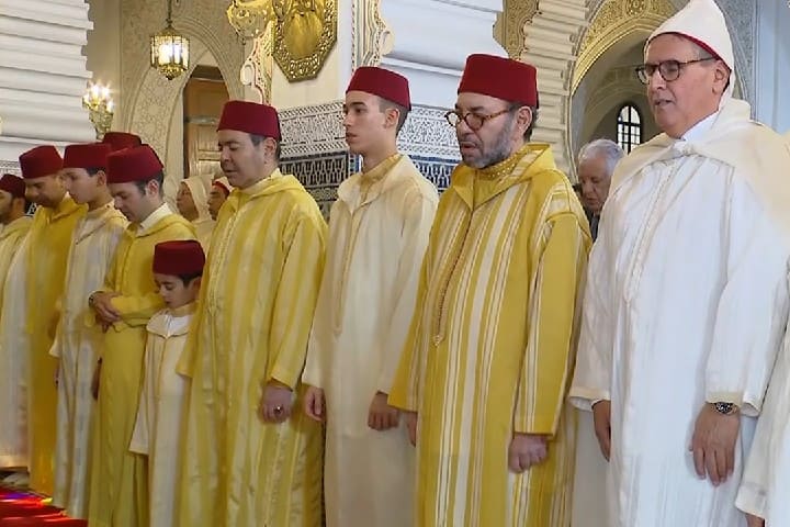 أمير المؤمنين يؤدي صلاة عيد الفطر بمسجد أهل فاس بالرباط أمير المؤمنين يؤدي صلاة عيد الفطر بمسجد أهل فاس بالرباط