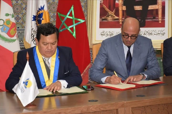 توقيع إعلان مشترك بين مجلس المستشارين والبرلمان الأنديني بالعيون توقيع إعلان مشترك بين مجلس المستشارين والبرلمان الأنديني بالعيون