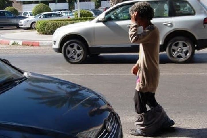 مختل عقليا يكسر زجاج سيارة أجرة ويثير الفوضى وسط المدينة