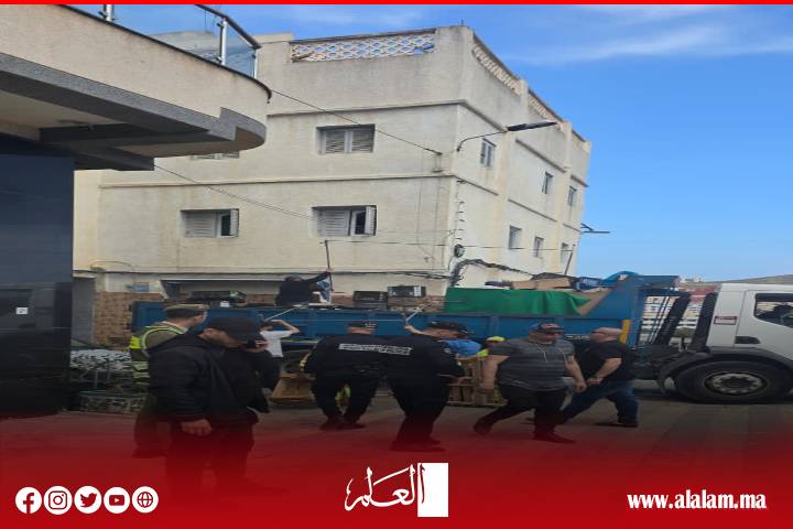 الحسيمة: حملة لتحرير الملك العمومي تعيد النظام إلى شوارع المدينة الحسيمة: حملة لتحرير الملك العمومي تعيد النظام إلى شوارع المدينة