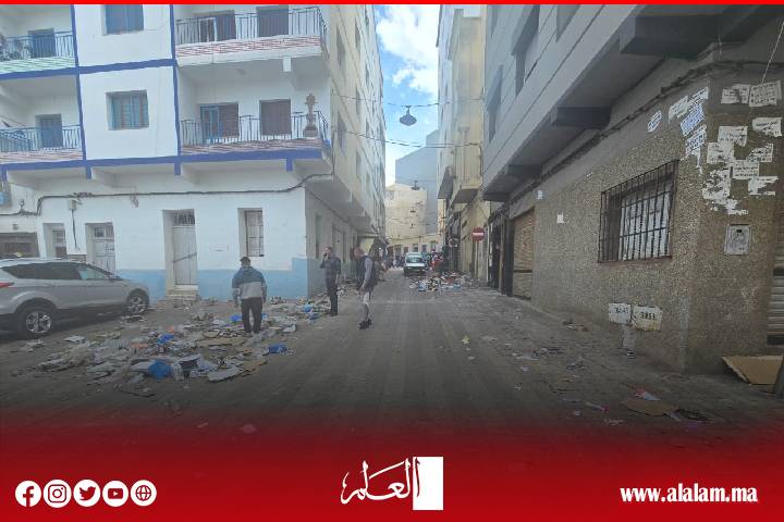 الحسيمة: حملة لتحرير الملك العمومي تعيد النظام إلى شوارع المدينة الحسيمة: حملة لتحرير الملك العمومي تعيد النظام إلى شوارع المدينة