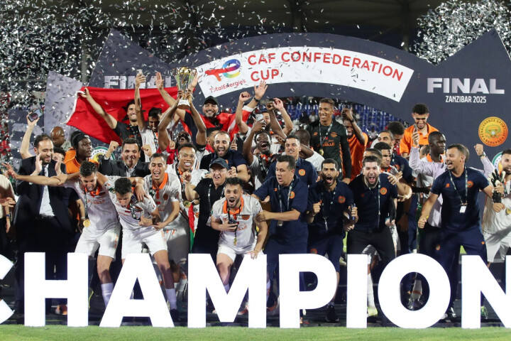 الملك يهنئ أعضاء نهضة بركان بمناسبة التتويج بكأس الكونفدرالية الإفريقية الملك يهنئ أعضاء نهضة بركان بمناسبة التتويج بكأس الكونفدرالية الإفريقية