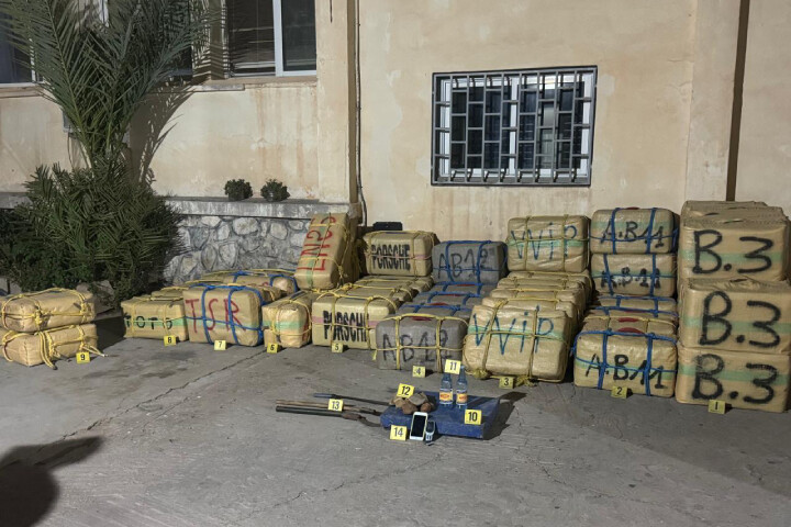 إحباط عملية تهريب قرابة أربعة أطنان من "الحشيش" إحباط عملية تهريب قرابة أربعة أطنان من "الحشيش"